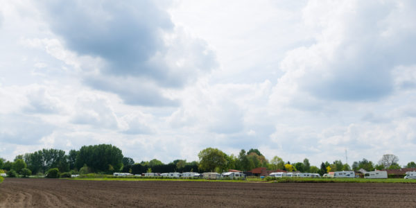Gelegen tussen velden en bossen